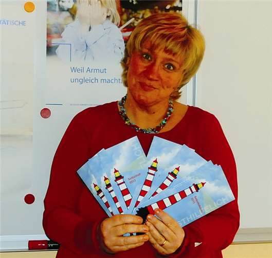 Juryvorsitzende Vera Apel-Jösch stellt die Flyer „Selbsthilfelicht“ vor.  privat