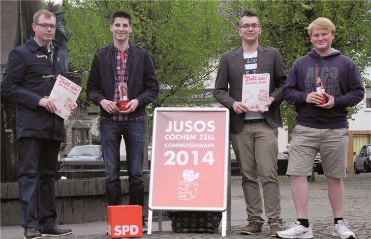 Juso Kreisvorsitzender Markus Müller (links) mit vier neuen Mitgliedern. Privat