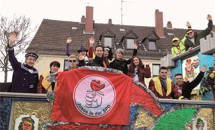 Jusos Andernach und MYK auf ihrem Prunkwagen beim Rosenmontagszug in Andernach. privat
