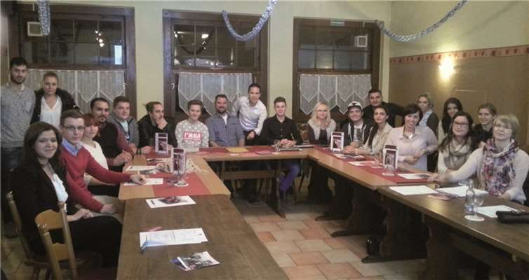 Jusos Mayen-Koblenz bei ihrer letzten Sitzung zum Thema „Bundeswehr & Waffenlieferungen“. privat