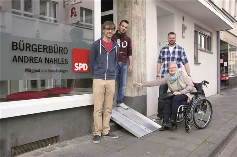 Jusos-Mayen (v.l.): Johannes Schäfer, Oliver Falterbaum und Oliver Schick) und Michaela Kurp vom Lokalen Teilhabekreis „Mayen verbindet“ vor dem SPD-Bürgerbüro. M. Marckmann
