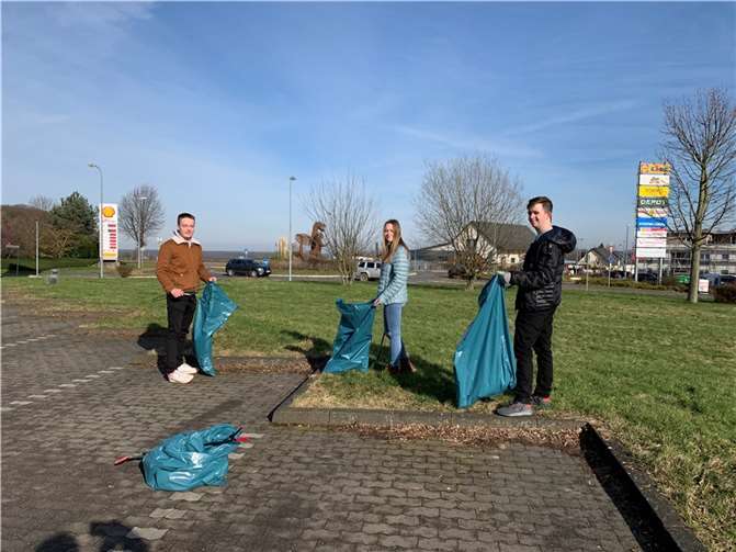 Jusos in Aktion - Charlotte Becker, Simon Falkenstein, Otis Henkel. Foto: privat