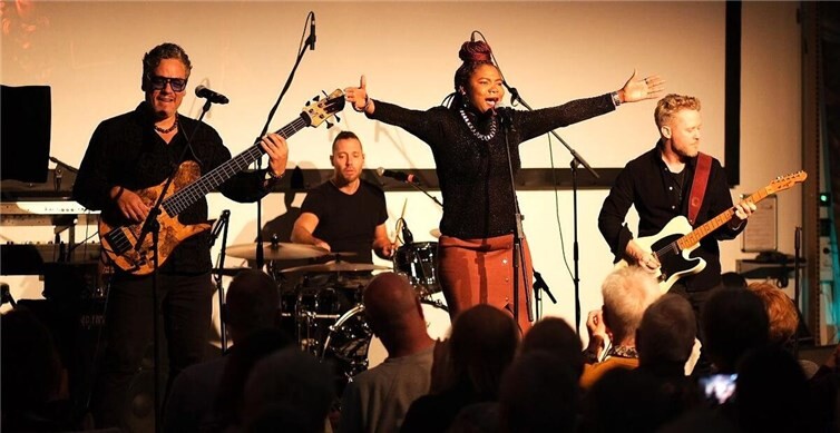 9. Blues Summit: Justina Lee Brown und Richie Arndt begeistern in Neuwied  Justina Lee Brown begeisterte das Publikum.Fotos: Dennis Schreiber