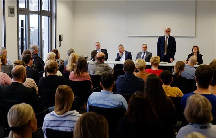 Justizminister Herbert Mertin bei seiner Rede bei der Personalversammlung. Fotos: privat