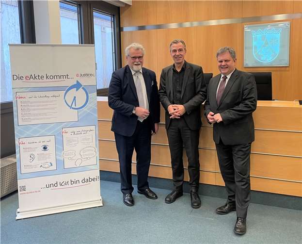 Justizminister Herbert Mertin, den Präsidenten des Verfassungsgerichtshofs Rheinland-Pfalz und des Oberverwaltungsgerichts Rheinland-Pfalz Prof. Dr. Lars Brocker und den Präsidenten des Verwaltungsgerichts Koblenz Dr. Ralf Geis.