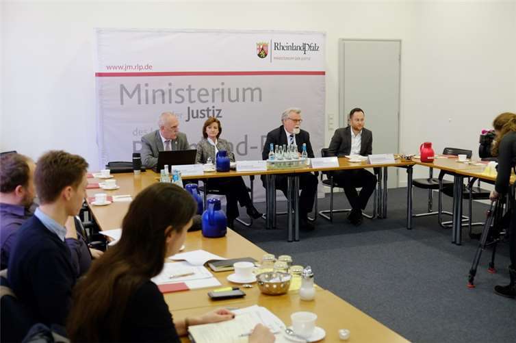 Justizminister Herbert Mertin gab auf einer Pressekonferenz bekannt, dass sich die Fallzahlen schwerer Gewaltkriminalität und insbesondere des Einsatzes von Messer in Rheinland-Pfalz auf einem niedrigen Niveau befinden.Foto: Justizministerium Rheinland-Pfalz