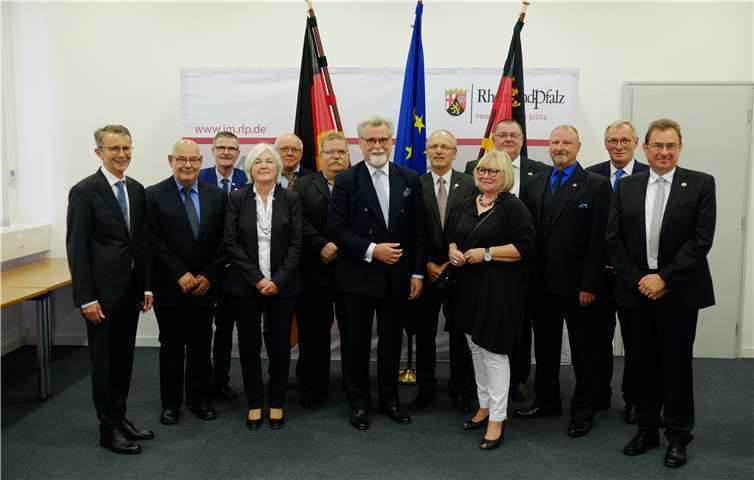 Justizminister Herbert Mertin überreichte gemeinsam mit dem Präsidenten des Landessozialgerichts, Dr. Werner Follmann, im Rahmen einer Feierstunde die Ehrennadel des Landes Rheinland-Pfalz.Foto: privat