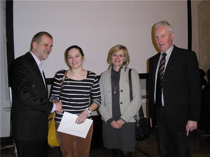 Justizminister Jochen Hartloff (l.) beglückwünschte DELF-Gewinnerin Daniela Melis ebenso wie Französischlehrerin Ingrid Botzem-Schmidt und Schulleiter Joachim Schmitz.privat