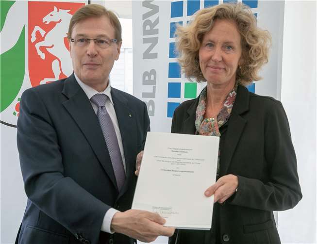 Justizminister Peter Biesenbach (links) begrüßte zum Festakt anlässlich der Übergabe der Anstaltsleitung zahlreiche Ehrengäste im Festzelt.