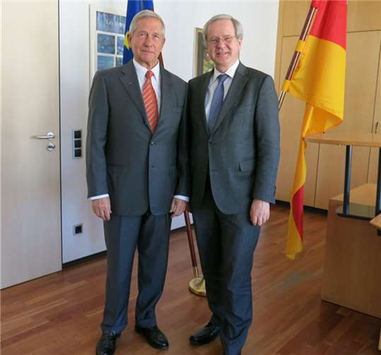 Justizminister Prof. Dr. Gerhard Robbers übergab das Bundesverdienstkreuz am Bande an Helmut Selter aus Melsbach.privat