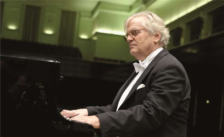 Justus Frantz am Flügel. privat