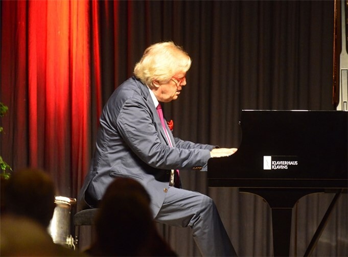 Justus Frantz begeisterte die Zuhörer beim Konzert im Foyer der Rheinhalle.AB