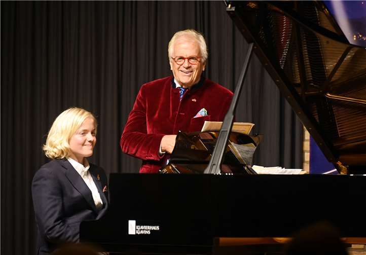 Justus Frantz konzertiert gemeinsam mit Sohn Jujuscha im Foyer der Rheinhalle in Remagen. Foto: AB