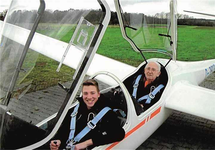 Justus Israel gemeinsam mit seinem Opa Hans-Peter Israel im Segelflugzeug am Flugplatz Bad Neuenahr-Ahrweiler. privat