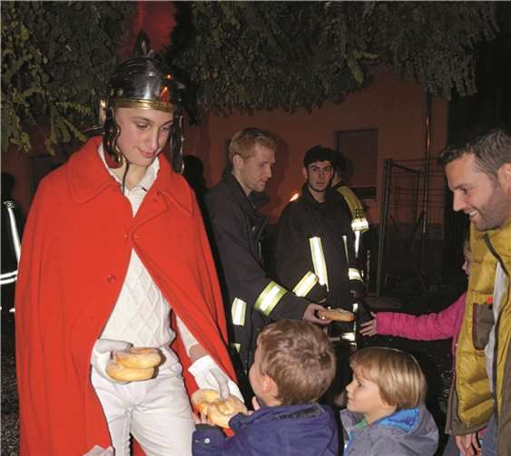 Justus Kastor ritt auch in diesem Jahr - wie früher schon sein Vater und Großvater - als St. Martin durch die Straßen und verteilte Brezeln.TT