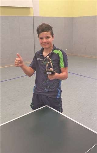 Justus Ulrich vom TTC Karla mit dem Leistungspokal als bester B-Schüler der Region Ahrweiler/Mayen/ Cochem-Zell.privat