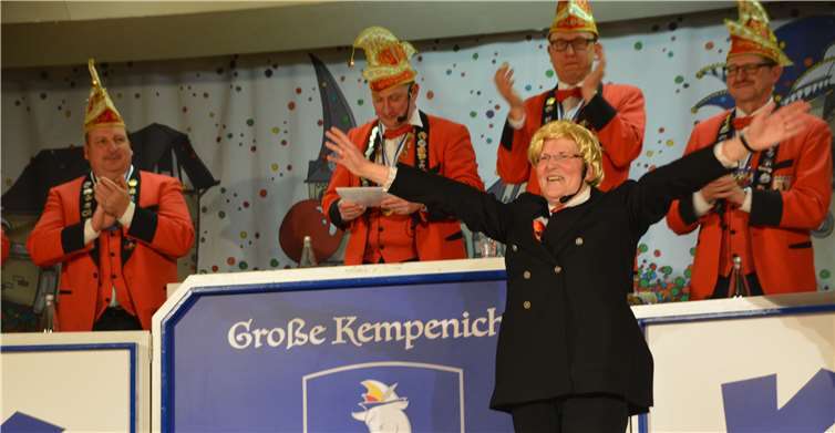 Kemmesch is great again! Jutta Bell in ihrer Paraderolle als Donald Trump.Dahinter, ein begeisterter Sitzungspräsiden,Jörg Radermacher und die Mitglieder des Elferrats.
