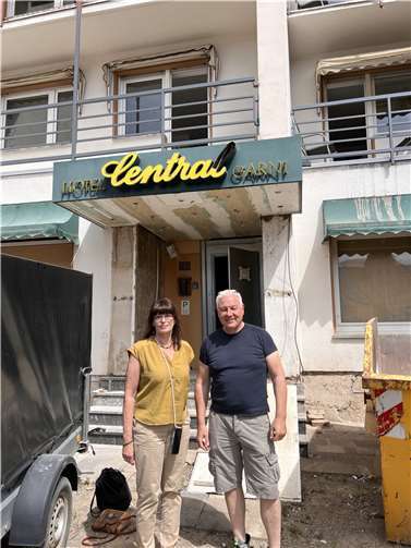 Jutta Blatzheim-Roegler, MdL, und Michael Lentz vor seinem Hotel Central Garni in Bad Neuenahr. Foto: Bündnis 90/Die Grünen KV Ahrweiler