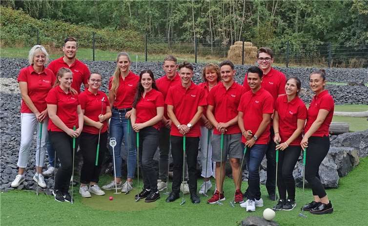 Jutta Damen, Max Weber, Annika Bracht, Anna-Maria Starke, Darleen Baum, Johanna Reeßing, Benjamin Dürksen, Kevin Kreuzer, Rita Gonschior, Kevin Bibrich, Tufan Günesdogan, Nico Abraham, Tunca Aniela Kara, Küpra Terlemez (v.l.). Foto: Sparkasse Neuwied