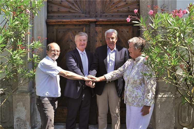 Jutta Deimel und Uwe Moschkau (außen) bedankten sich in Oberwinter bei (Mitte, von links) Walter Möhren und Alfons Rieksneuwöhner für die großzügige Unterstützung der „Ahrweiler Tafel“ durch den „1. Rudi Altig Golf Charity Cup 2014“. privat