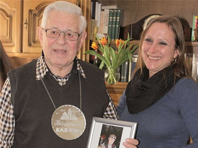 Jutta Fischer überreicht Clemens Spittel Bürgermeisterkette und Urkunde.