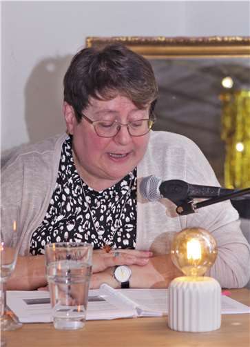 Jutta Hansen las aus ihrem Buch „Lehitraot Nickenich“ – Ein letzter Blick zurück, Nickenich und die Schicksale der jüdischen Familien vor.  Foto: Hans-Peter Kranz