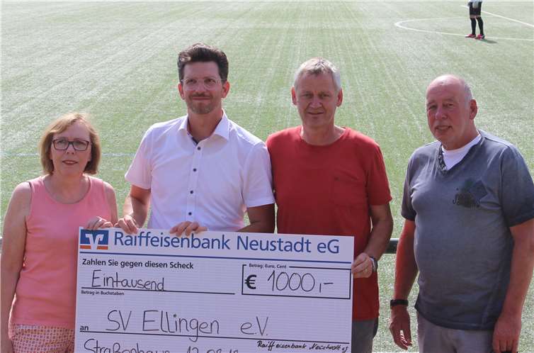 Jutta Henn und Roland Pees übergeben André Meffert und Klaus Puderbach den Scheck aus dem Förderprogramm der Raiffeisenbank. Privat