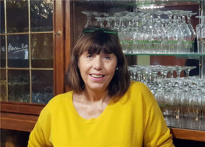 Jutta Kremer ist nicht nur in Mülheim-Kärlich,sondern auch über die Grenzen ihrer Heimatstadthinaus als „singende Wirtin“ bekannt. Fotos: KH