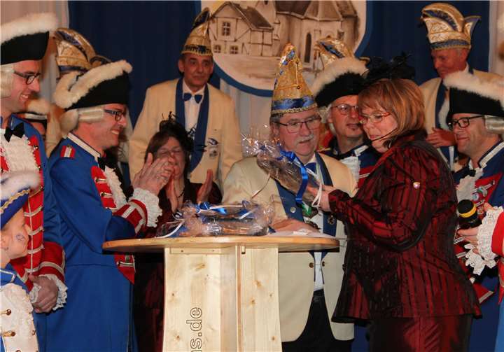 Jutta Kulmus überreicht Hans-Peter Gammel das Jubiläumsbuch.