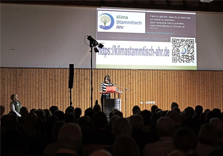 „Wir müssen die Welt enkelfähig machen“  Jutta Pürling (l.) und Elly Schmitt stimmten auf den Vortrag ein.