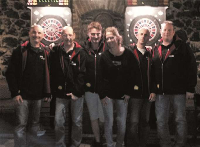 Jutta Schnez (4. v.li.) überreichte den Spieler Jürgen Perzborn, Peter Bock, Carmen Schaub, Peter Schmitz und Patrick Assenmacher neue Poloshirts und Jacken. privat