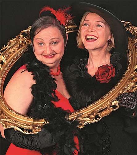 Jutta Seifert und Regine Leonore treten als Diven auf.privat