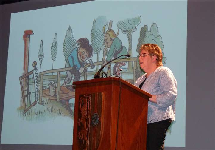 Jutta Syré-Gross erinnerte mit ihrem pfiffigen Vortrag „Owe un Unnen – Jeschichte von zwei Lausebengel“ an die lustigen Streiche von Max und Moritz.