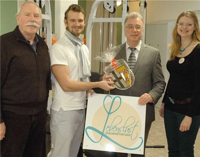 Jutta und Manuel Littau freuten sich zur Eröffnung über den Besuch von Ortsvorsteher Hermann Leuning (li.) und Bürgermeister Eckhard Maack (2.v.re.). WEIGERT