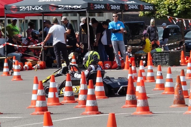 K3, Rami Toprak im Kart unter Beobachtung von Trainer Franz 