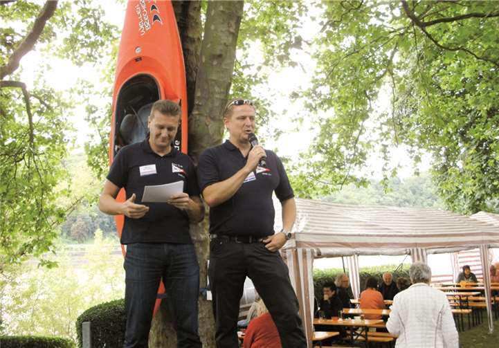 KC-Vorsitzender Bernd Richarz und Moderator Markus Winkelbach eröffneten den „Rheinischen Nachmittag“ auf dem Clubgelände.DL