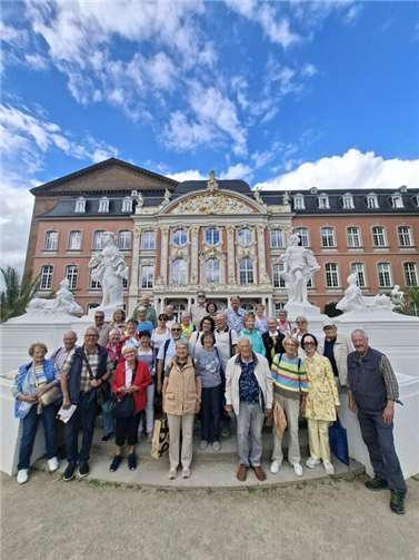 Tagesausflug der KERH KERH-Gruppe Kreis Ahrweiler vor dem Kurfürstlichen Palais in Trier. Foto: Jürgen Schumacher