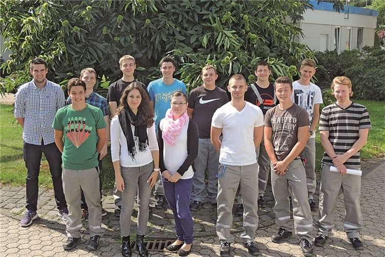 KEVAG begrüßt die Auszubildenden: (O.v.l.) Tim-Frederik Gotthard, Joel Clemens, Colin Wagner, Sebastian Quaas, Michael Zentner, Alexander Kreuser, Sascha Engel sowie (u.v.l.) Silvan Castor, Katharina Greifenstein, Vanessa Kahl, Julian Marquart, Maurice Mallm und Mark Beroleit.  privat