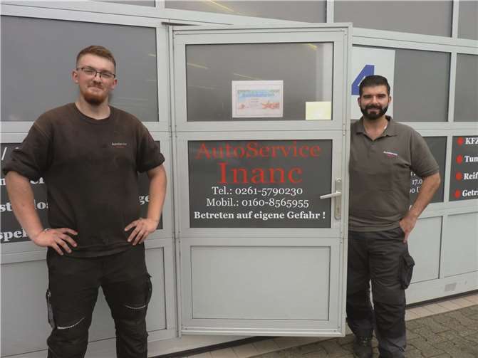 KFZ-Technikermeister Ercan Inanc (re.) bildet seinen zukünftigen Azubi Lukas Krämer persönlich aus. Foto: privat