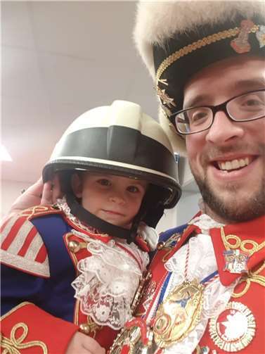 KG Bad Breisig: Der neue Leiter des Spielmannszug Michael Matern mit seinem Sohn...