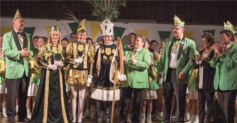 KG-Präsidentin Elisabeth Hüllen (r.) und Bürgermeisterin Renate Offergeld (2.v.r.) jubelten gemeinsam mit Sitzungspräsident Jörg Engel (3.v.r.) und den beiden Adjutanten Werner Sturm und Ilse Sieburg dem neuen Fritzdorfer Jugenddreigestirn zu. Jost