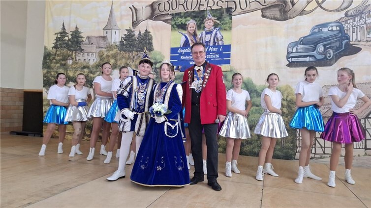 KG Vorsitzender Thomas Zavelberg mit dem Wormersdorfer Kinderprinzenpaar und der Tanzgruppe „Hainzelmännchen“ der „Fidelen Burgfrauen“ Wormersdorf. Foto: privat