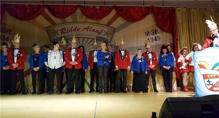 KG und Möhnen nach der Begrüßung mit Sitzungspräsident Manuel Doll (rechts). Fotos: - HB-