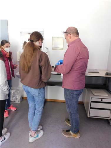 KHK Flick beim Entnehmen der „freiwilligen“ Fingerabdrücke.