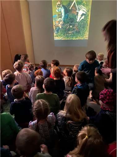 KÖB Holler/UntershausenDer Nebenraum der Bücherei wurde extra abgedunkelt, damit die bunten und detailverliebten Dias der Geschichte für alle gut zu sehen waren.