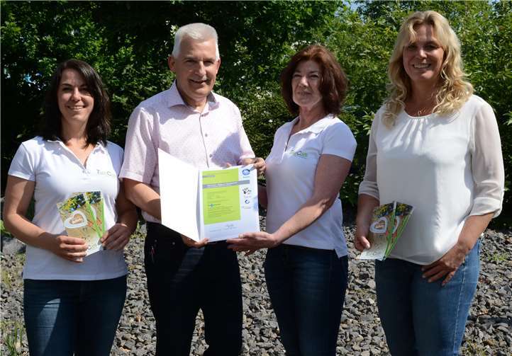 KRUPP DRUCK-Geschäftsführer Peter Krupp überreichte den Inhaberinnen von TakeCare (v.l.) Verena Radermacher, Janice Link und Nicole Götz-Noppinger die Zertifikats-Urkunde. KRUPP Pressebild