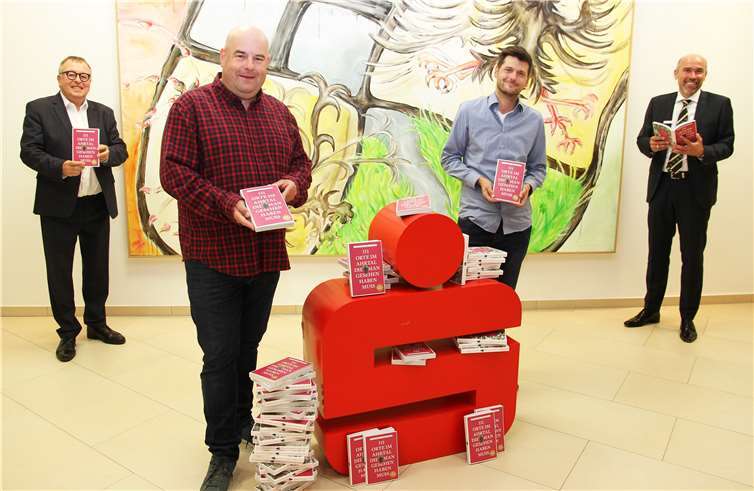 KSK Ahrweiler erwirbt 111 Exemplare von „111 Orte im Ahrtal, die man gesehen haben muss“. Foto: privat