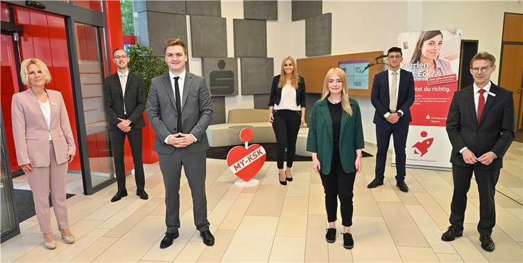 KSK-Ausbildungsleiterin Sabine Weitzel (links) und KSK-Personalchef Karl-Heinz Nigbur (rechts) freuen sich gemeinsam mit den frisch gebackenen Bankkaufleuten (v.l.n.r.) Daniel Fröhlich, Nikolas Klees, Emilia Görges, Michelle Berresem und Lucas Kathke über die bestandene Abschlussprüfung zum Bankkaufmann / Bankkauffrau.Foto: KSK Mayen/ Ralph Künzel