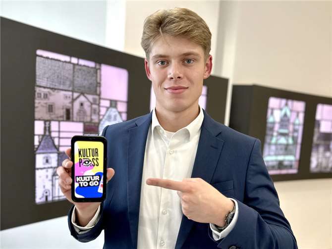 KSK-Azubi Kevin Niestroj präsentiert den KulturPass für junge Menschen des Jahrgangs 2006, welcher ab sofort auch über das Online-Banking der KSK Mayen aktiviert bzw. freigeschaltet werden kann.Foto: KSK Mayen/ Irina Schiller