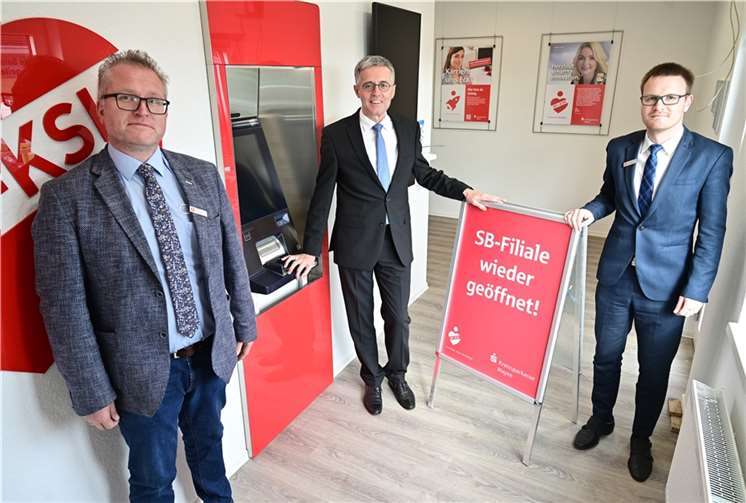 KSK-Bauleiter Elmar Kanne, Vorstandsvorsitzender der KSK Mayen Karl-Josef Esch und André Hilger (stv. Filialleiter BeratungsCenter Mayen). Foto: KSK Mayen / Ralph Künzel